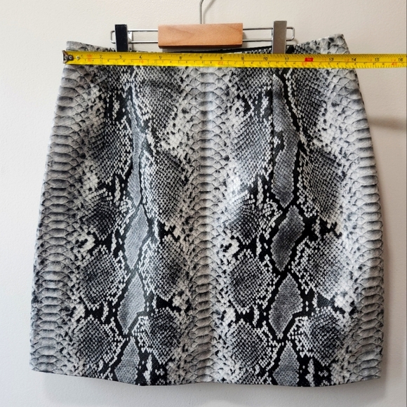 Dynamite Size M Animal Print/Snake Pattern Mini Skirt Black/White Zipper Closure - Picture 5 of 8